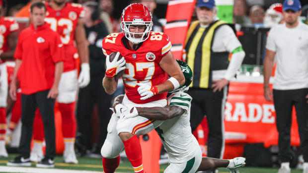 Jets' CB DJ Reed (4) tackles Chiefs' TE Travis Kelce (87)